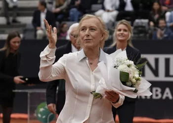 Martina Navratilova supports the legendary Chris Evert just days after a diagnosis for ovarian cancer