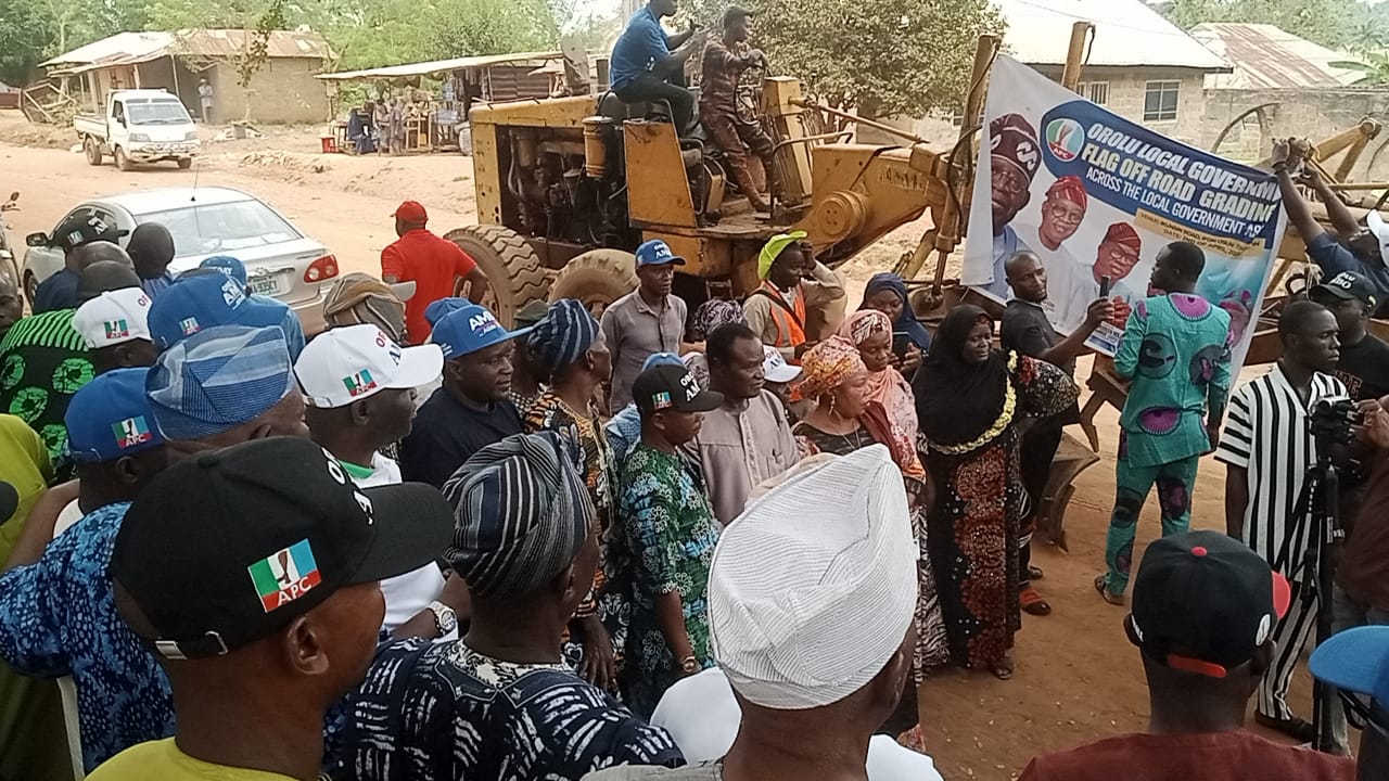 LG: Orolu Community Residents Jubilate as Council Embarks On Massive Roads Grading
